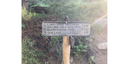 Trail sign pointing towards Gem Lake